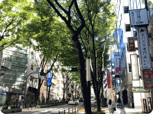 渋谷郵便局前の信号を左手に見て、さらに進みます。