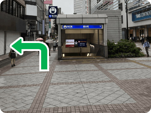 みなみ西口を出て真正面の市営地下鉄横浜駅5番口を越えたら、パルナード通りを左に曲がります。