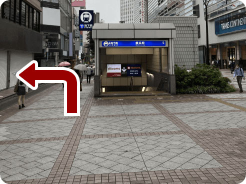 みなみ西口を出て真正面の市営地下鉄横浜駅5番口を越えたら、パルナード通りを左に曲がります。