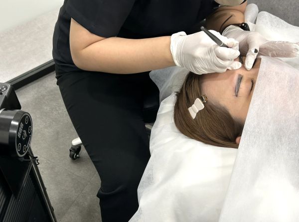 ファーストアートメイク施術中